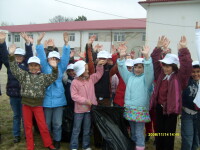 Adultii fac poze, copiii fac curat