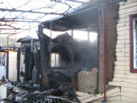 Incendiul a distrus imobilul
