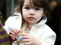 Tom Cruise adora pozele paparazzilor cu fata lui, Suri