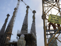 Protest la inaltime impotriva incalzirii globale pe Sagrada Familia
