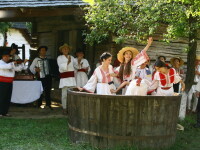 Adela Popescu si Nicoleta Luciu au stors strugurii cu picioarele goale