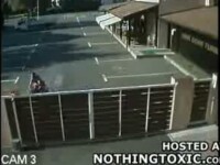 Hopa, Mitica! Intra cu motocicleta in gard si se ridica!