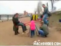 Balansoarul, strict interzis adultilor! Vezi de ce:)