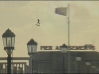 Imagini de-a dreptul incredibile! Doi surferi s-au inaltat 30 metri in aer