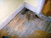 A ramas cu capul intepenit intr-o gaura de 12 cm latime, in podea!