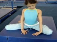 NO COMMENT! Fetita de plastilina! Isi rasuceste mainile la 360 de grade!