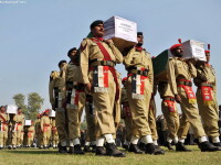 Plini de furie, pakistanezii si-au inmormantat cei 24 de soldati care au fost ucisi de trupele NATO