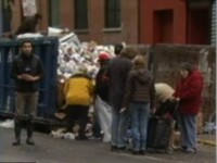 oameni cauta mancare in gunoi, New York