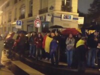 Zeci de romani au protestat, luni seara, in fata Ambasadei Romaniei de la Paris: 