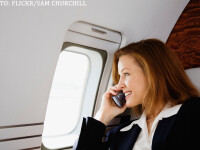 femeie care vorbeste la telefon in avion