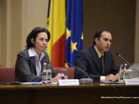 Andrea Schaechter (S), seful misiunii FMI pentru Romania, alaturi de reprezentantul rezident al Fondului Monetar International (FMI) pentru România si Bulgaria, Guillermo Tolosa (D)