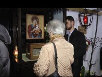 Sute de oameni au stat astazi la rand la Catedrala din Cluj ca sa se roage la Braul Maicii Domnului