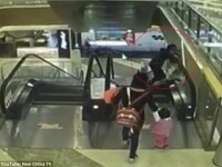 Incident socant filmat. O femeie isi scapa nepotul de 4 luni de la 10 m inaltime, dupa ce a alunecat pe scara rulanta. VIDEO