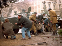 Revolutia din decembrie 1989, lupte in Piata Palatului, FOTO: Getty/AFP