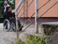 Tratati cu aroganta si nepasare: o femeie in scaun cu rotile a stat 45 de minute in fata ANAF. 