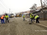 Muncitori actioneaza pe Santierul lucrarilor de reabilitare a caii rutiere Intrarea Ghidigeni, din sectorul 5 al Capitalei.