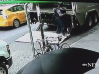 Jaf neobisnuit pe o strada din New York. Un barbat a sustras cu usurinta o galeata plina cu aur in valoare de 1,6 mil. dolari