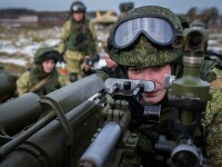 militari rusi pregatiti de tragere