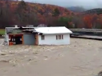 Inundații dramatice în SUA. O casă a fost luată cu totul de șuvoaie