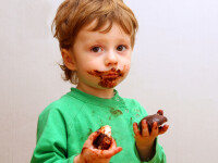 copil care mananca ciocolata