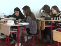 Regulamentul școlilor din România a fost schimbat. Unde vor fi obligați elevii să-și pună telefoanele