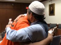 Moment emoționant într-un tribunal. Un musulman îl îmbrățișează pe criminalul fiului său. VIDEO