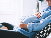 Femeie însărcinată cu tripleți