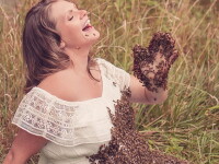 Ce s-a întâmplat cu gravida care s-a pozat cu 20.000 de albine pe corp