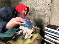 Daniel, românul ”cerșetor intelectual” din Milano: ”Lumea mă cunoaște și îmi împrumută cărți”