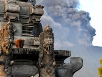 Vulcanul din Bali a erupt de două ori în ultima săptămână