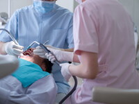 Dinţii permanenţi încep să crească încă din viaţa uterină. Cum avem grijă de dantura copilului
