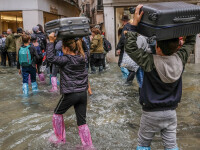 Turiștii, luați prin surprindere de inundațiile din Veneția