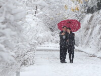Un cuplu face o poză într-un parc din China, după o ninsoare