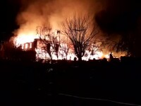 Incendiu violent în zona barăcilor din Cernavodă. O femeie a fost dusă la spital