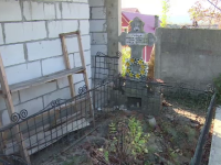 Scandal în cimitir. O femeie s-a trezit cu un WC construit deasupra mormântului tatălui său