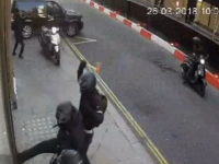 Momentul în care o bandă de hoți a încercat să jefuiască un magazin de bijuterii din Londra. VIDEO