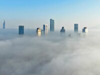 Ceață densă peste orașul Nanjing. Zgârie-norii, surprinși cu o dronă