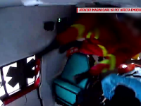 Momentul în care o ambulanță se răstoarnă în Pitești. Înregistrare cu impact emoțional