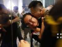 Un bărbat i-a sfâșiat cu dinții urechea unui politician din Hong-Kong. VIDEO șocant