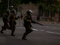 Momentul în care 2 polițiste sunt cuprinse de flăcări, în urma unui atac în Chile