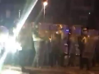 Polițiștii britanici au fost atacați cu petarde și artificii de scandalagii. VIDEO