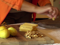 Brânza unică în lume, făcută într-o peşteră din România. Cât costă un gram