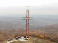 O cruce imensă, una dintre cele mai mari structuri de lemn din Europa, ridicată de un bărbat din Prahova