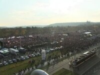 Peste 200.000 de persoane au protestat la Praga şi au cerut demisia premierului