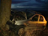 Doi frați au intrat cu mașina într-un copac în drum spre Turda