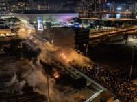 Ciocniri între protestatari și polițiști pe podul Universității Politehnice din Hong Kong