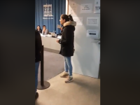 O româncă i-a lăsat fără cuvinte pe cei prezenți la o secție de votare în Spania. VIDEO