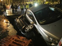 Două mașini au căzut într-o groapă în București - 3