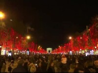 Luminile de sărbători s-au aprins pe Bulevardul Champs Elysee din Paris