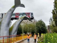 FOTO. Un metrou a ramas suspendat pe o coada de balenă dupa ce a deraiat. Imaginile au facut inconjurul planetei